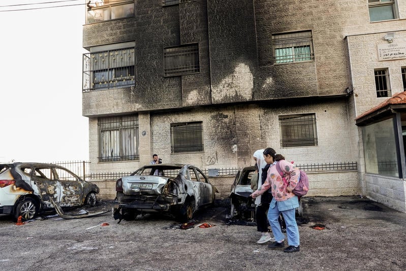 רכבים שהוצתו באל-בירה שליד רמאללה, נובמבר 2024