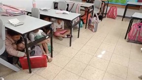 תלמידות כיתה בזמן אזעקה בשדרות
