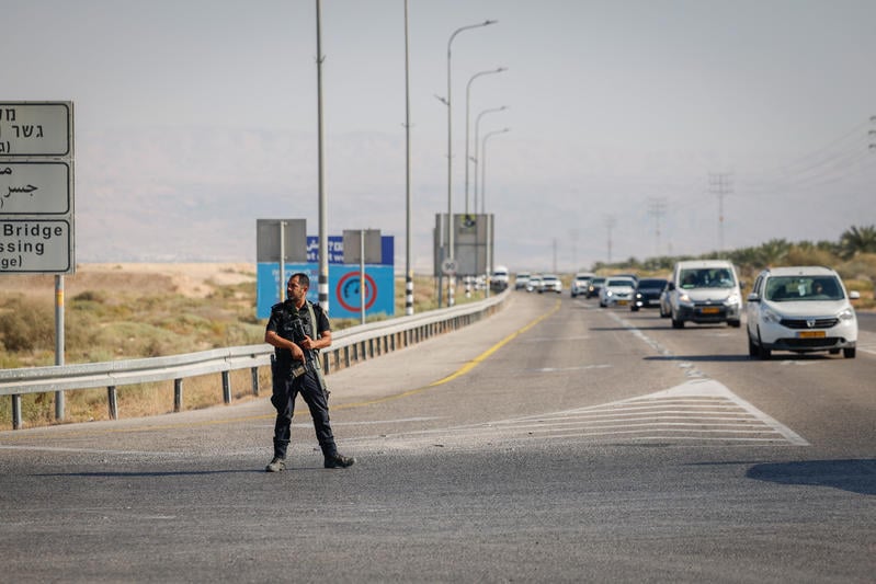 איש כוחות הביטחון סמוך לזירת הפיגוע במעבר אלנבי ספטמבר 2025