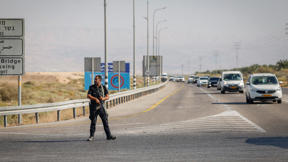 איש כוחות הביטחון סמוך לזירת הפיגוע במעבר אלנבי ספטמבר 2025