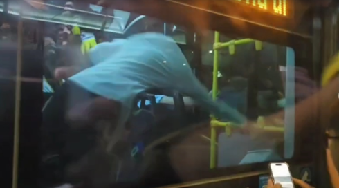 אוהדי בית"ר תקפו נהגי אוטובוס