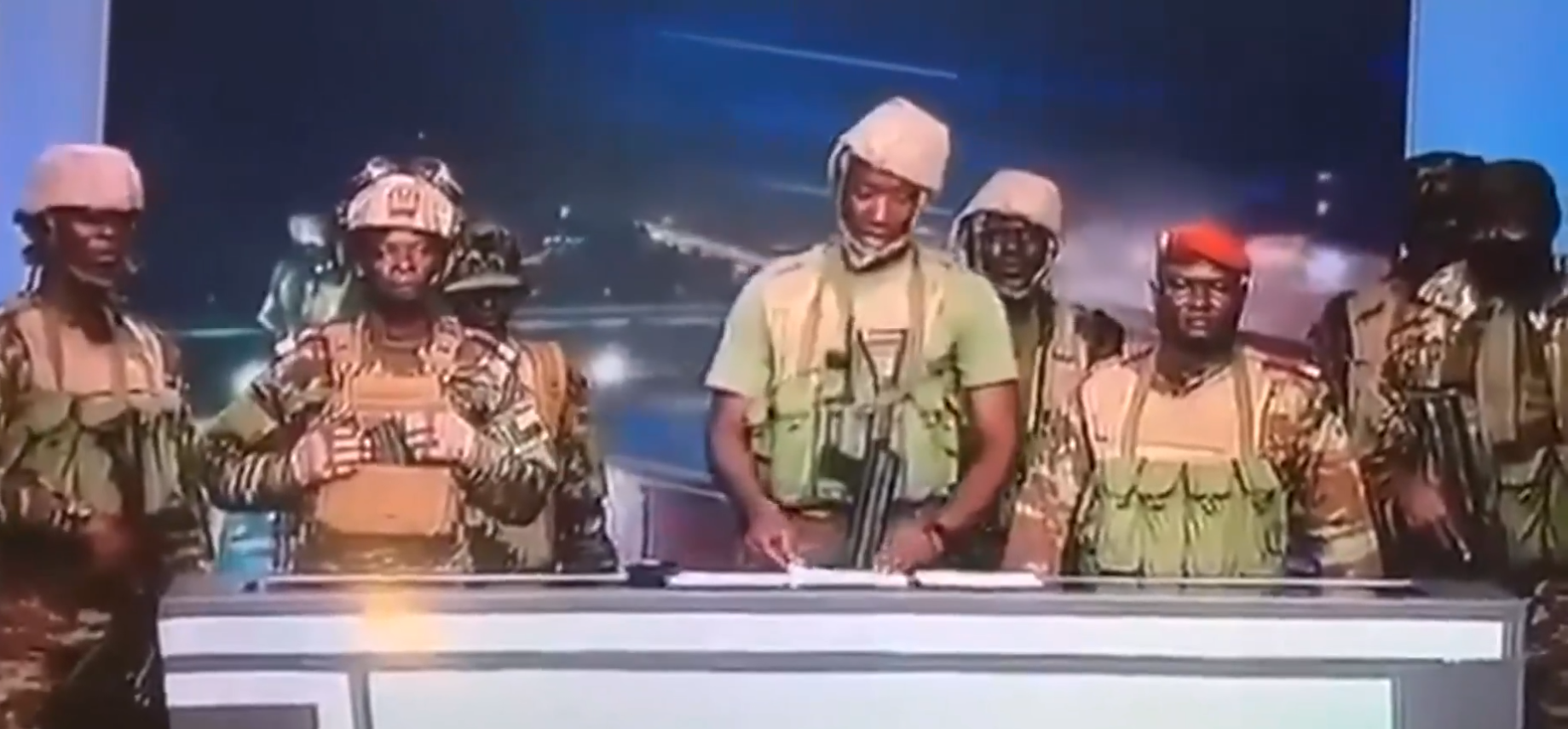 פסקל טיגרי וכוחותיו במטה הטלוויזיה הממלכתית בבנין