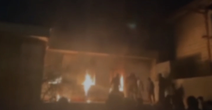 מתוך תיעוד שבו נראה מבנה של מפקדת בסיג' במערב איראן עולה באש 