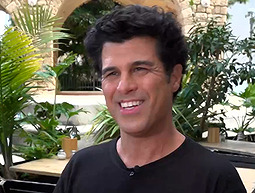 כוכבי הלהקות הצבאיות לדורותיהם חוזרים לימים היפים ונזכרים בשירים הגדולים באהבות האסורות וברגעים הבלתי נשכחים