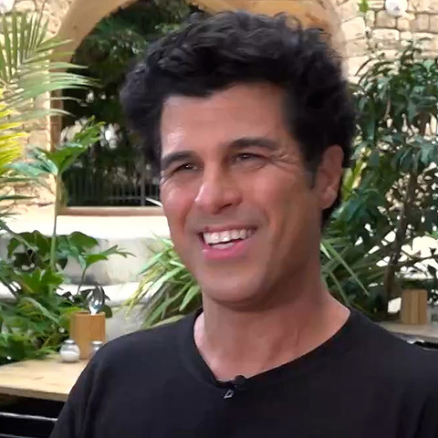 כוכבי הלהקות הצבאיות לדורותיהם חוזרים לימים היפים ונזכרים בשירים הגדולים באהבות האסורות וברגעים הבלתי נשכחים