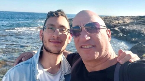 זעקת אבי החטוף: "אני צריך דרכון אמריקני כדי לזכות ביחס מועדף?"