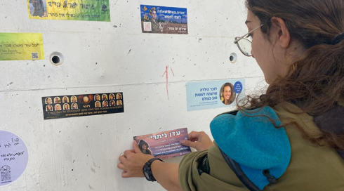 עדות הלוחמת בקרב בנחל עוז: "המחבל נכנס עם בנדנה, זקן ומבט מלא רוע - והופתע לראות לוחמות עם נשק"