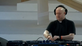 כומר ביום - די-ג'יי בלילה: איש הדת שמשלב בין נצרות למוזיקה - ומעורר סערה