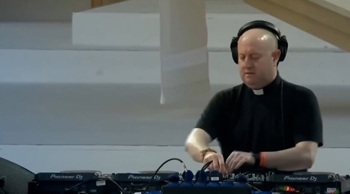 כומר ביום - די-ג'יי בלילה: איש הדת שמשלב בין נצרות למוזיקה - ומעורר סערה