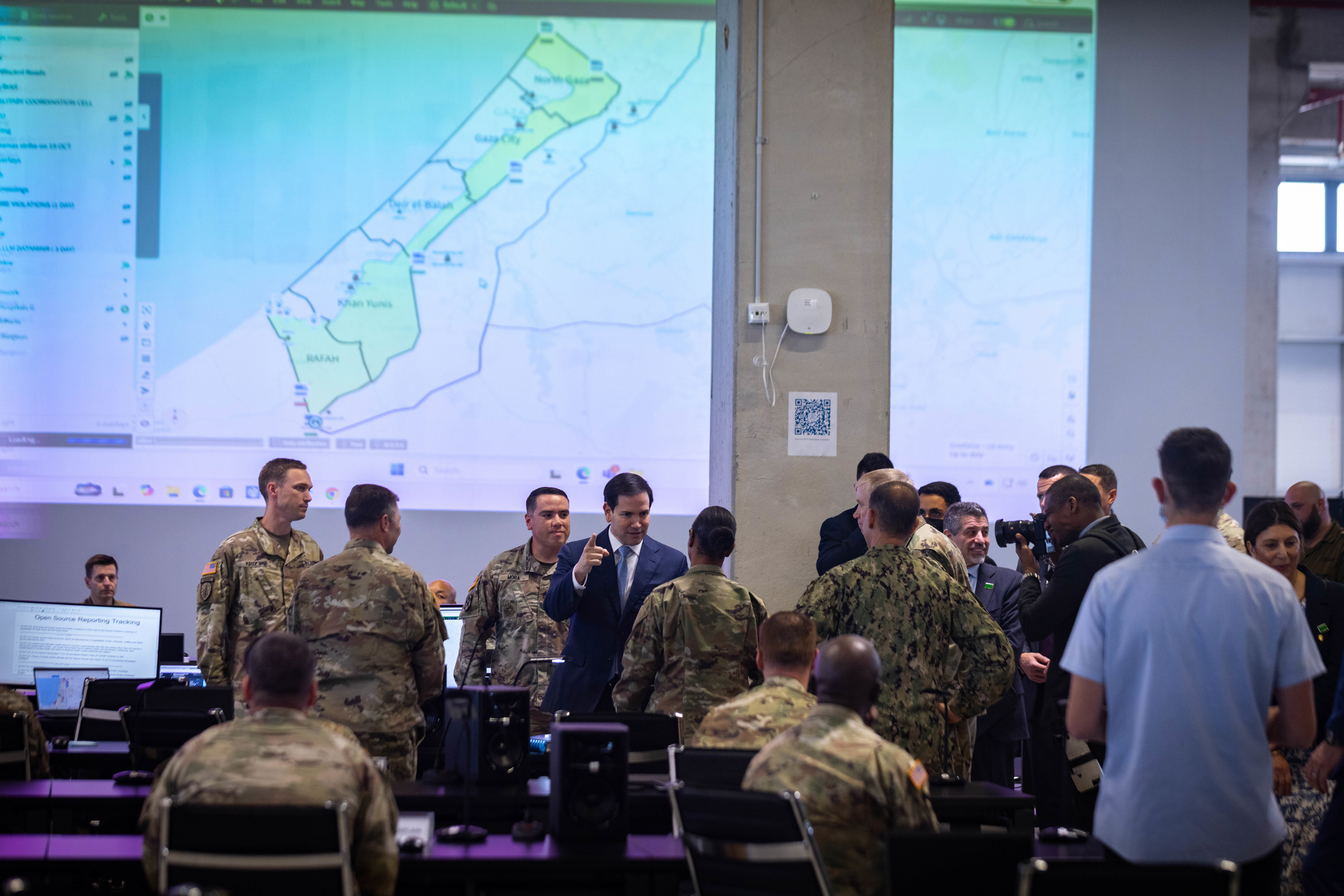 מרקו רוביו במפקדה האמריקנית בקריית גת . Olivier Fitoussi/POOL מרקו רוביו במפקדה האמריקנית בקריית גת