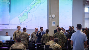 מרקו רוביו במפקדה האמריקנית בקריית גת 