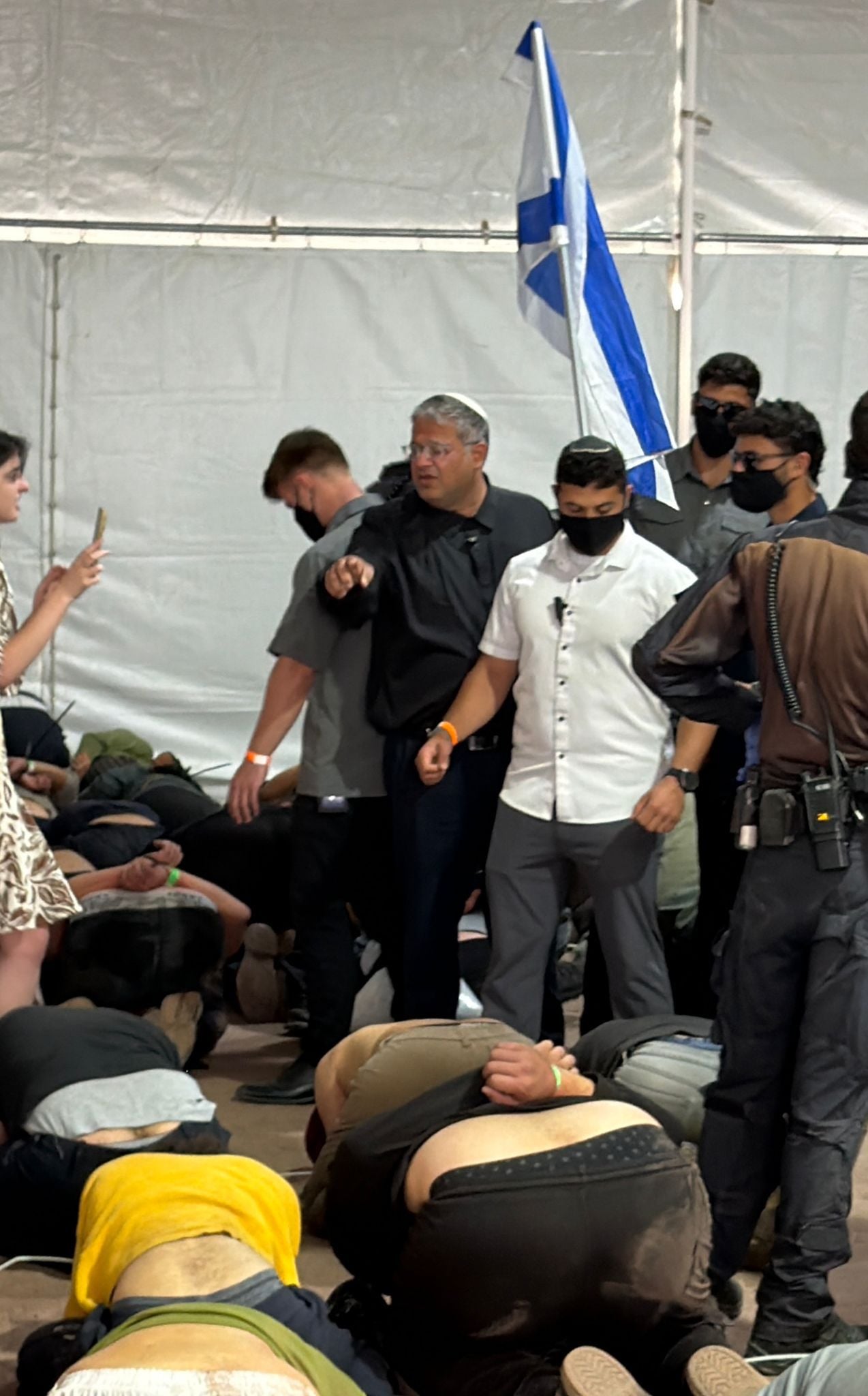 השר לביטחון לאומי איתמר בן גביר במתקן המעצר של פעילי משט ה"סומוד", 20.05.26