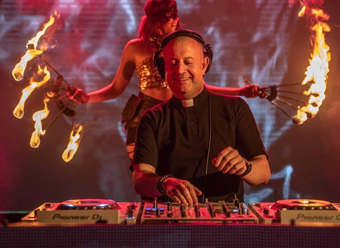 האב  והדיג'יי גיליירמה בהופעה