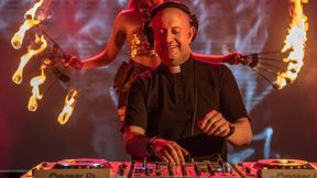 האב  והדיג'יי גיליירמה בהופעה