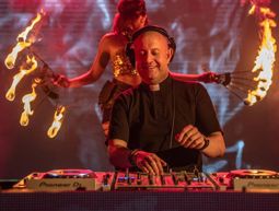 האב  והדיג'יי גיליירמה בהופעה