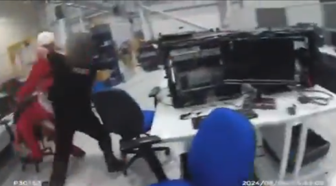 תיעוד: פרו פלסטיניים פרצו ל"אלביט" בבריטניה והכו שוטרת