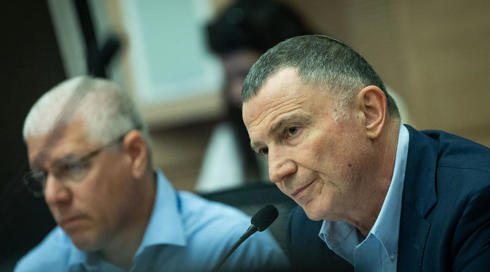 בגלל חוק הגיוס: יועצו של נתניהו רמז להדחת יולי אדלשטיין
