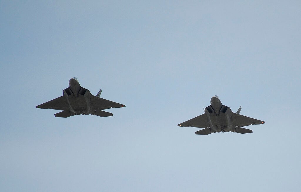 שני מטוסי F-22 אמריקניים באלבאמה