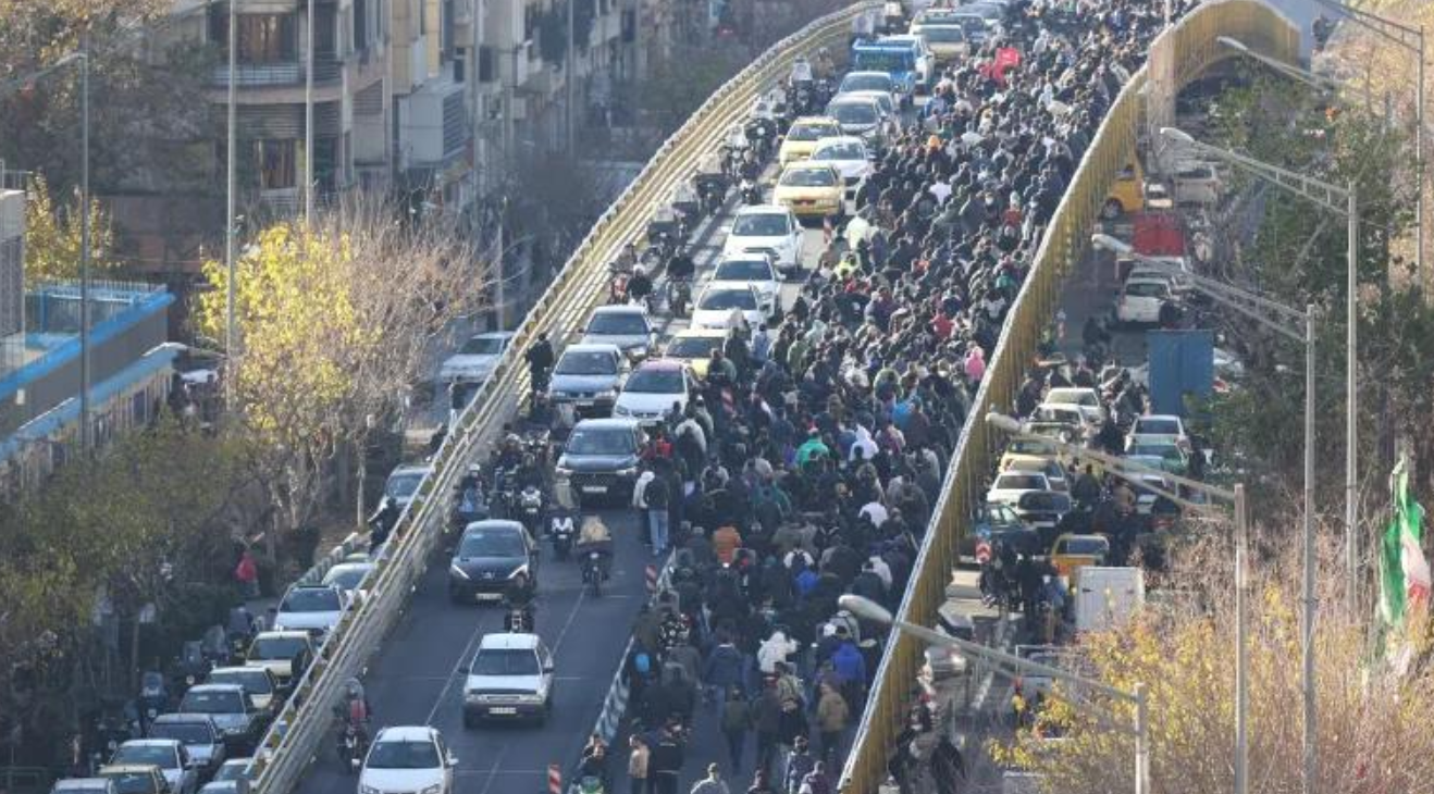 איראנים מפגינים בבירה טהראן, דצמבר 2025