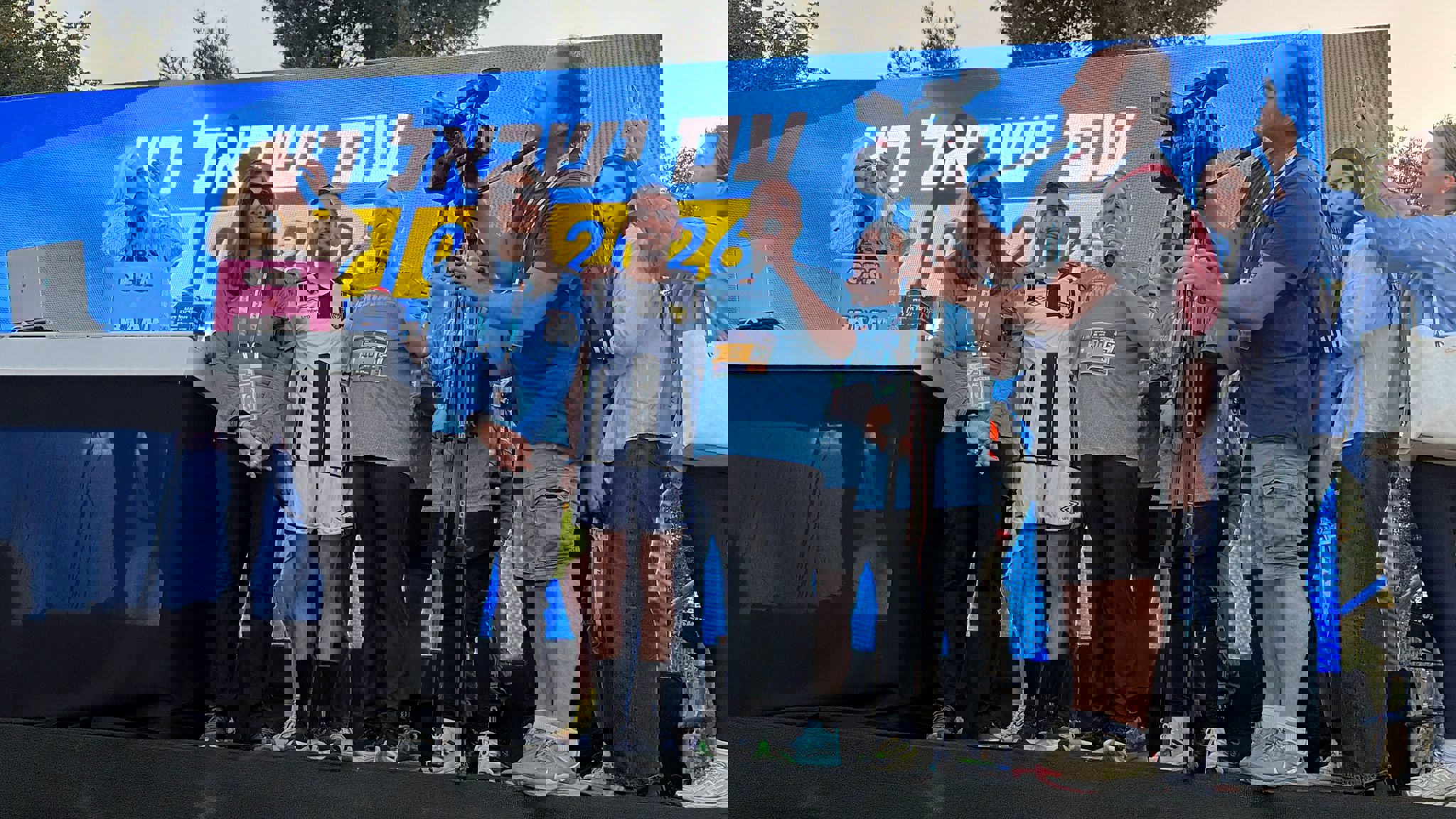 משה ליאון, ראש עיריית י-ם מזניק את מקצה ה-10 ק"מ יחד עם שורד השבי רום ברובסלבסקי