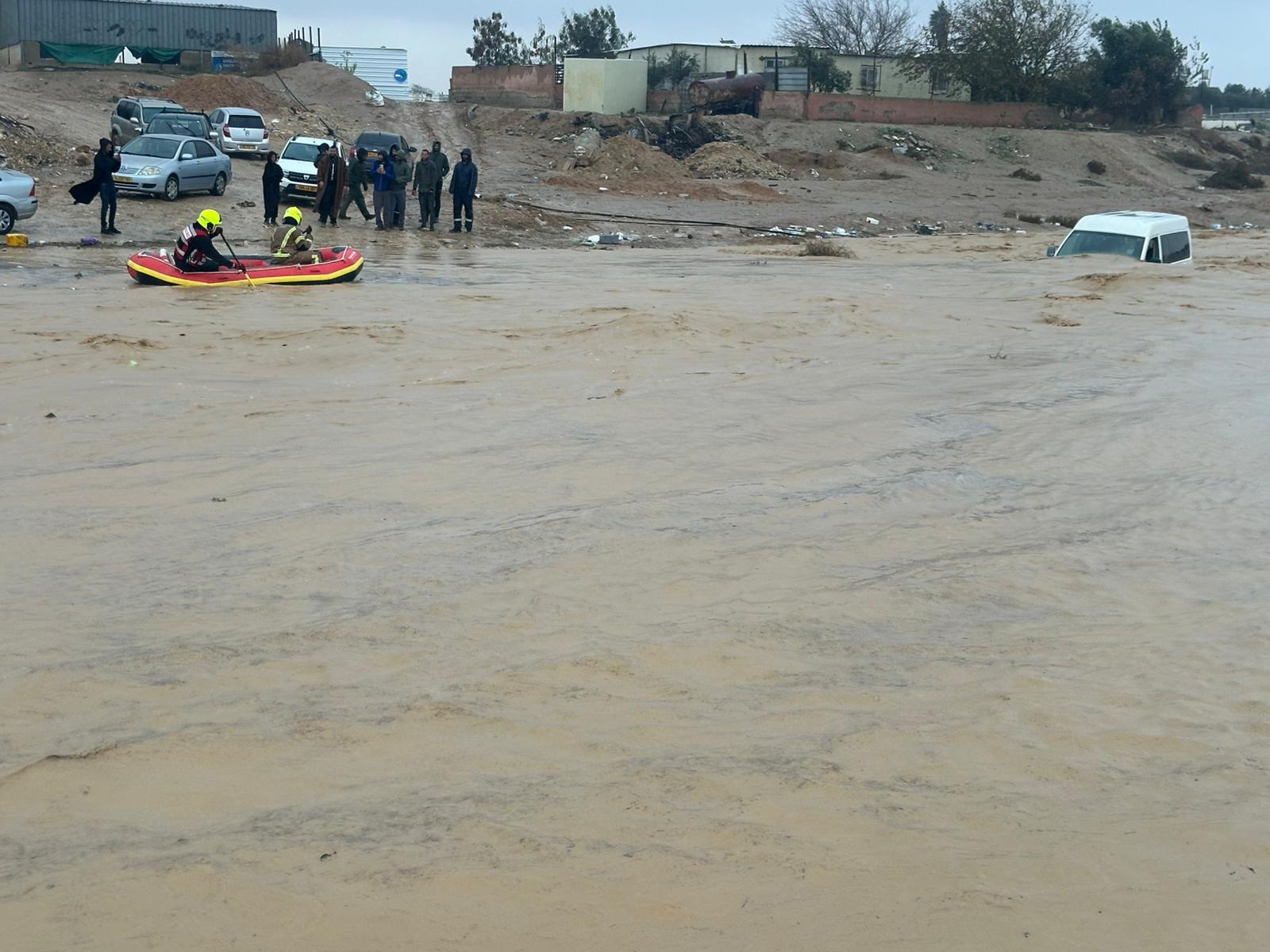 פעולות לחילוץ נוסעי כלי הרכב שנתקע בכביש 80