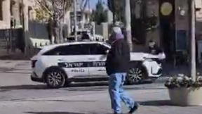 ניידת משטרה פוגעת בהולך רגל על פסי הרכבת הקלה בירושלים