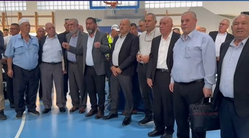 الخامسة في مكان