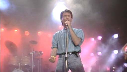 אדם מבצע את השיר "סוד" בתוכנית של מני פאר. 1.5.1987