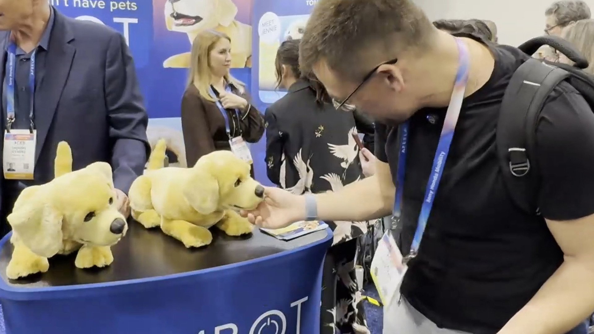 כלב-רובוט לקשישים ולבוש שמסייע להליכה: אלו הטכנולוגיות של העתיד