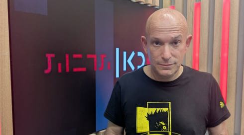 דרור משעני מחזיק את ספרו החדש
