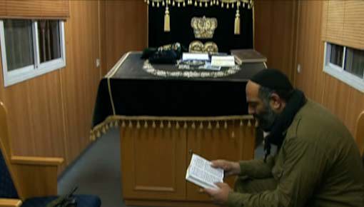 יצחק בראשי מתפלל בבית הכנסת בבסיס. 19.3.2009