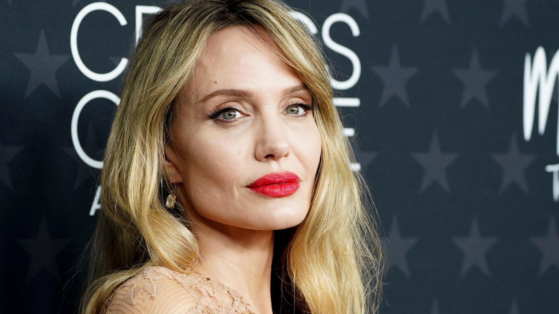 אנג'לינה ג'ולי בטקס פרסי בחירת המבקרים, בחודש פברואר