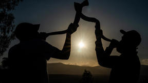 שני אנשים תוקעים בשופר