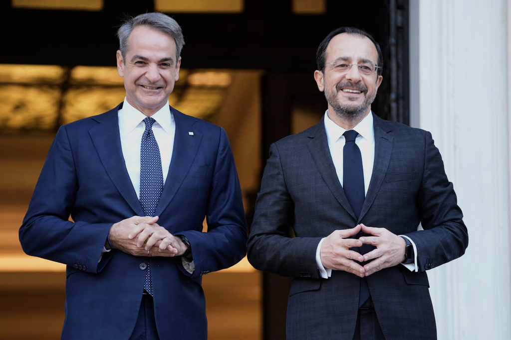 נשיא קפריסין ניקוס כריסטודולידיס וראש ממשלת יוון קיריאקוס מיצוטאקיס