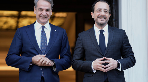 נשיא קפריסין ניקוס כריסטודולידיס וראש ממשלת יוון קיריאקוס מיצוטאקיס