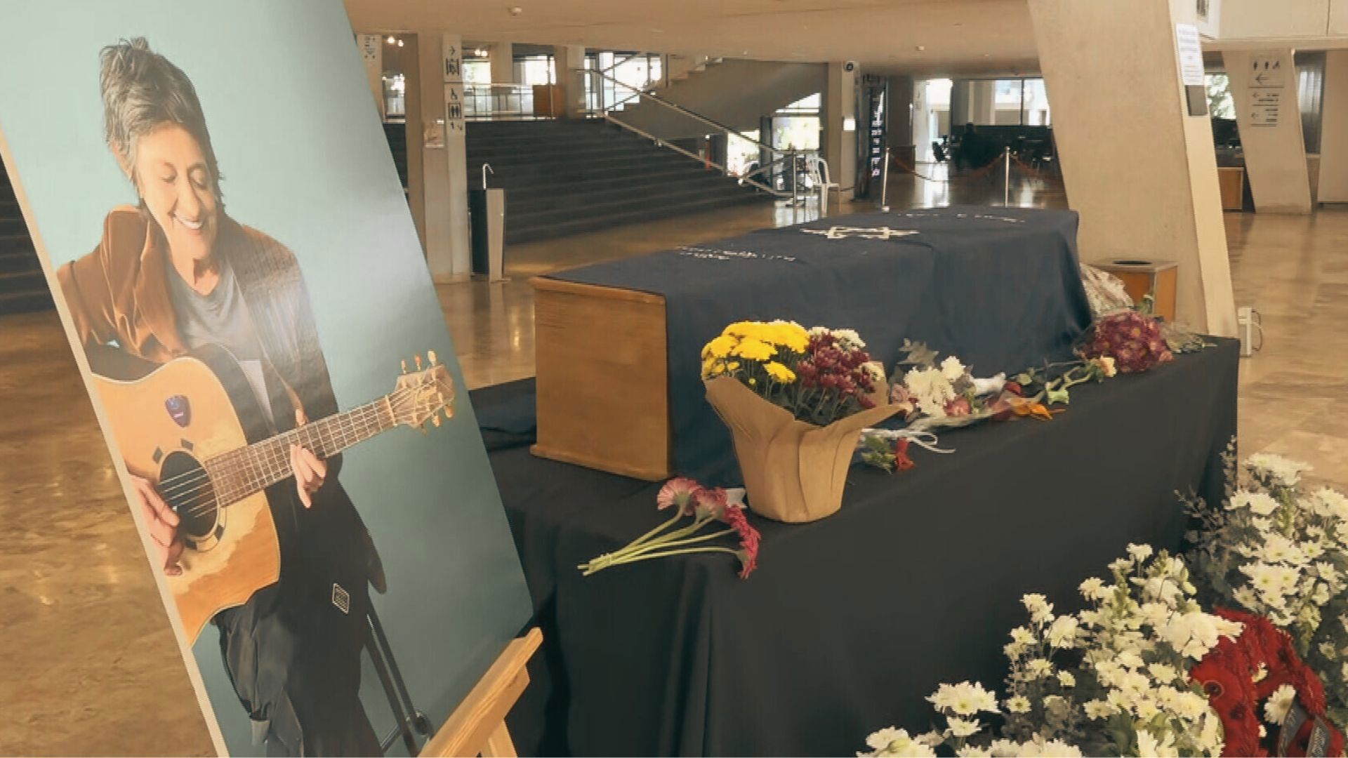 ארונה של קורין אלאל בהיכל התרבות תל אביב, הבוקר