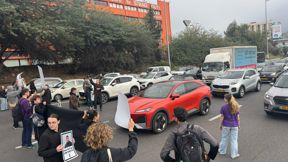 מפגינים חוסמים את איילון דרום