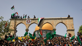 הר הבית אל אקצא רמדאן מתפללים חמאס דגלים ג'מאל עוואד פלאש 90 F220429JA04