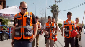  בני נוער מסייעים לתושבים שבתיהם נפגעו בבית שמש