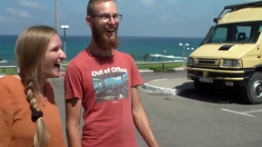 זוג תיירים שחוצה את המזרח התיכון בוואן