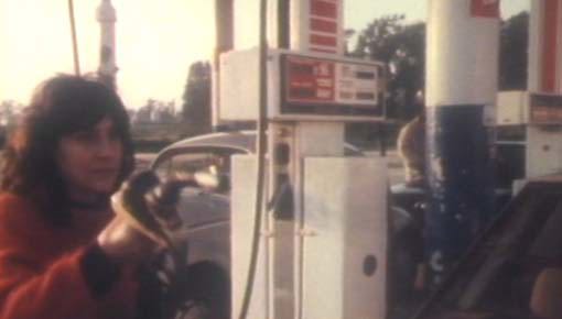 נהגת מונית בתחנת דלק. 14.2.1988