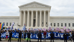 פעילי הקהילה הגאה בארצות הברית מפגינים מול בית המשפט העליון להט"ב ארצות הברית ארה"ב