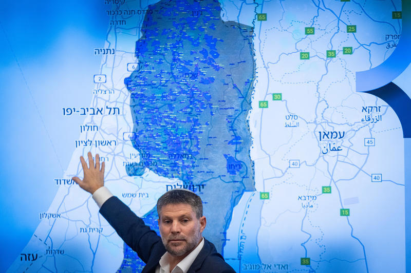 שר האוצר בצלאל סמוטריץ' עם מפת יהודה ושומרון, ספטמבר 2025