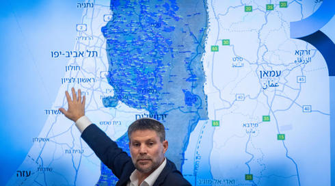 שר האוצר בצלאל סמוטריץ' עם מפת יהודה ושומרון, ספטמבר 2025.יונתן זינדל, פלאש 90 שר האוצר בצלאל סמוטריץ' עם מפת יהודה ושומרון, ספטמבר 2025