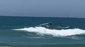 התרסקות מטוס קל מול החוף בבת ים.ללא קרדיט התרסקות מטוס קל מול החוף בבת ים