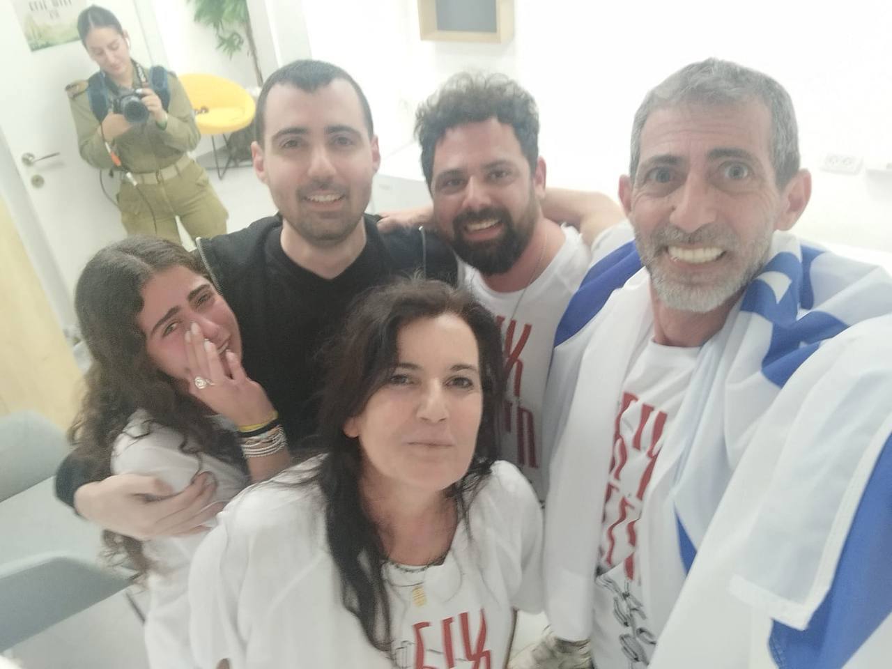 גיא גלבוע דלאל בתמונה ראשונה עם משפחתו
