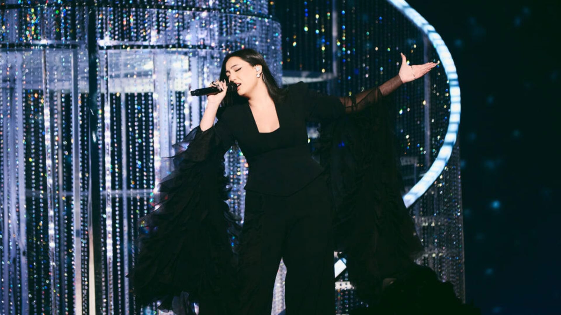 יובל רפאל על במת האירוויזיון בבזל, בחודש מאי