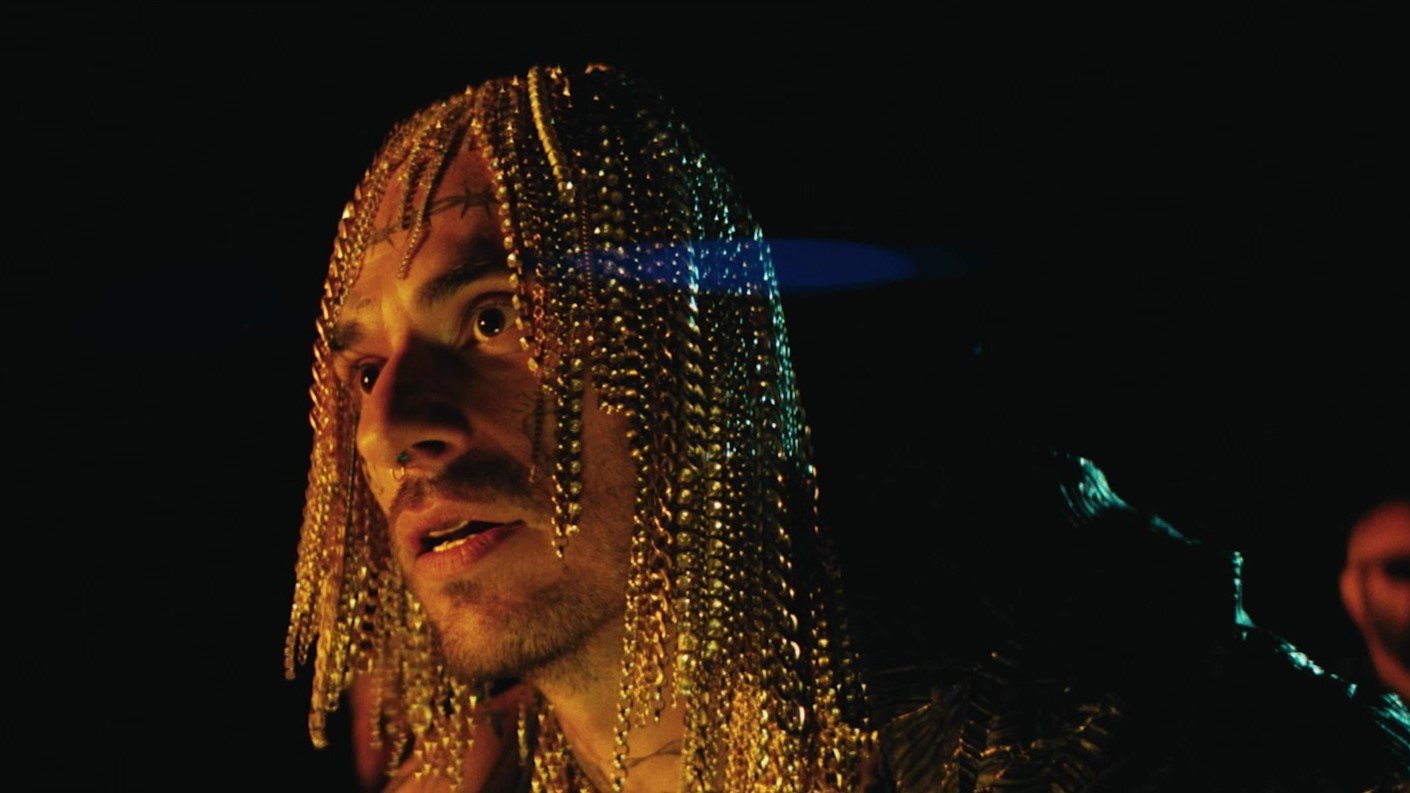 אחד עומד ונואם