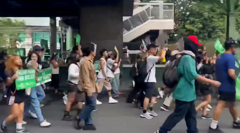 גל המחאות של דור ה-Z: מה מניע את הצעירים שמפילים ממשלות ברחבי העולם? | סיפור עולמי