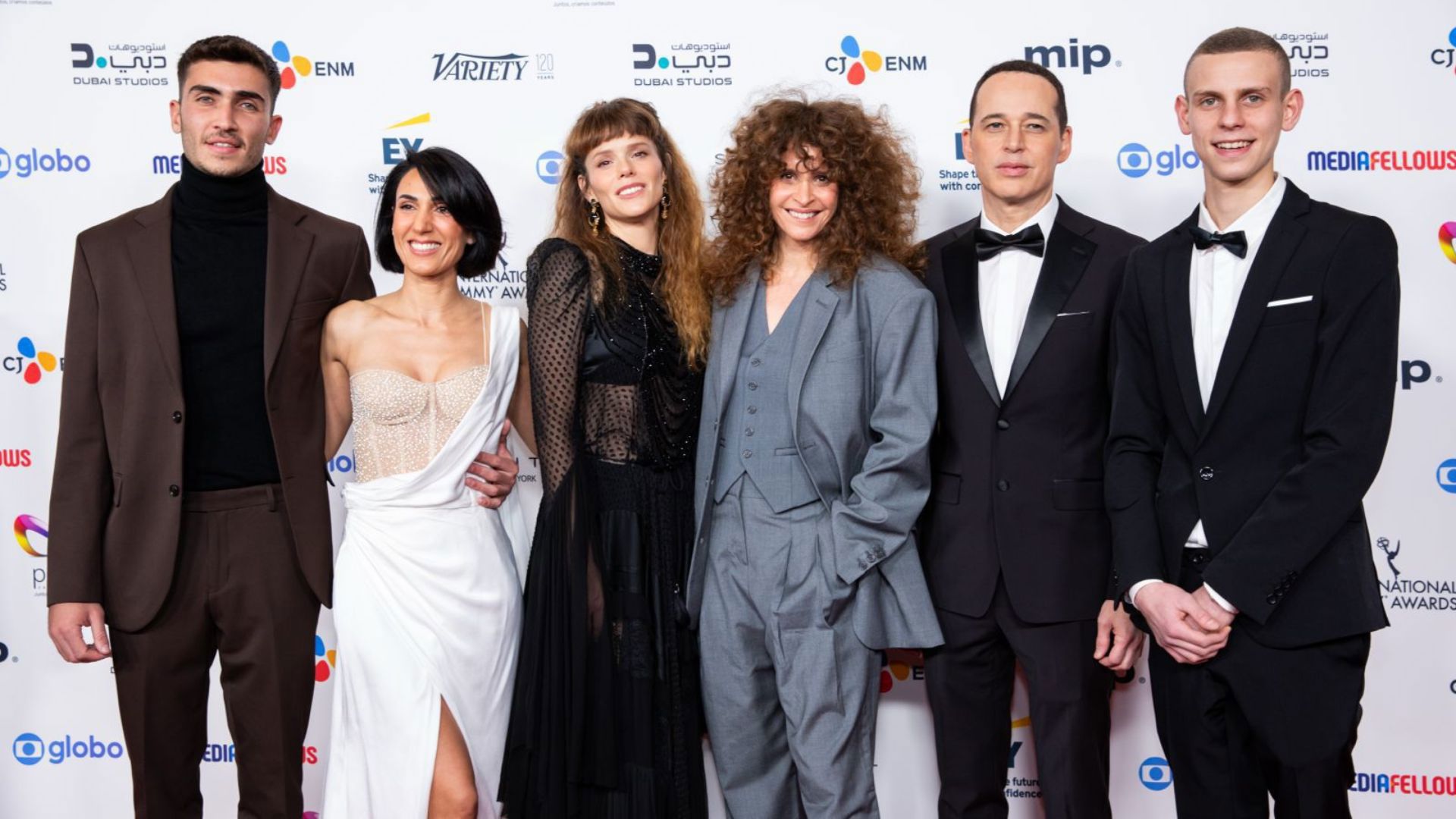 מימין לשמאל: גיא מנסטר, רון לשם, הגר בן-אשר, נטע פלוטניק, לירז חממי ובן סולטן בניו יורק, הלילה